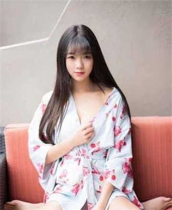 一个女快递员给男的送披萨
