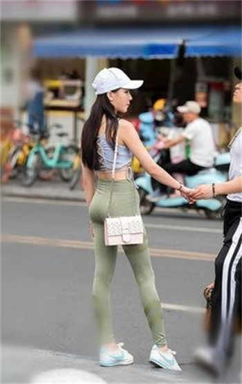一个女快递员给男的送披萨