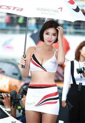 广东女子站着拉屎