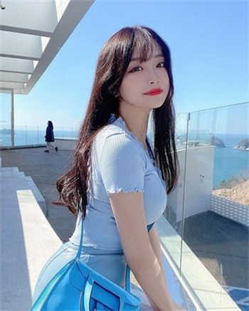 带女友逛夜市 捞金鱼