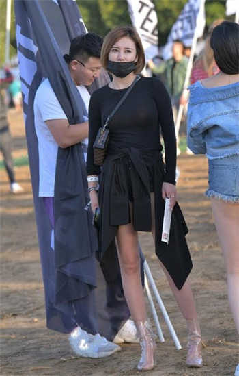 一男一女在房间打扑克软件