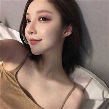 商务旅行戴绿戴帽子女老板