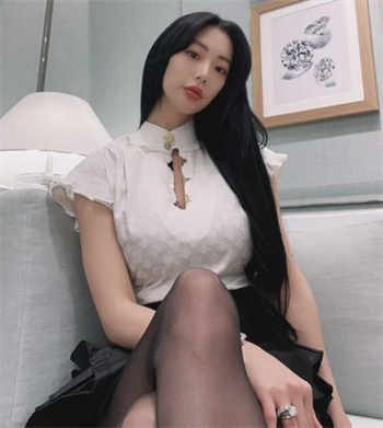 男的用链子牵女的动漫头像
