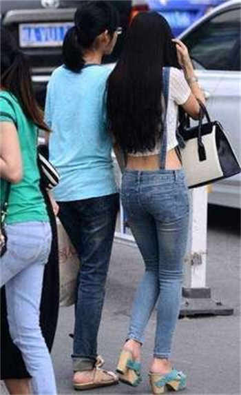 男人吻女生下半身图片