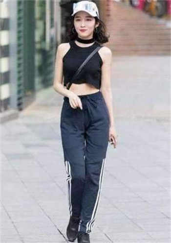 女明星被当众解内衣