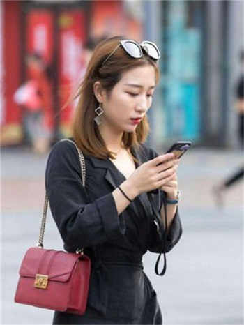 为了钱出卖了自己的说说