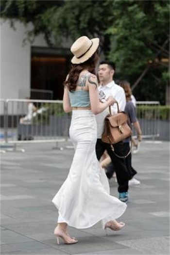 在丈夫面前被人耍了蘑菇